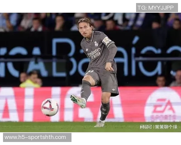 普斯卡什逝世19周年皇马官网致敬队史传奇射手